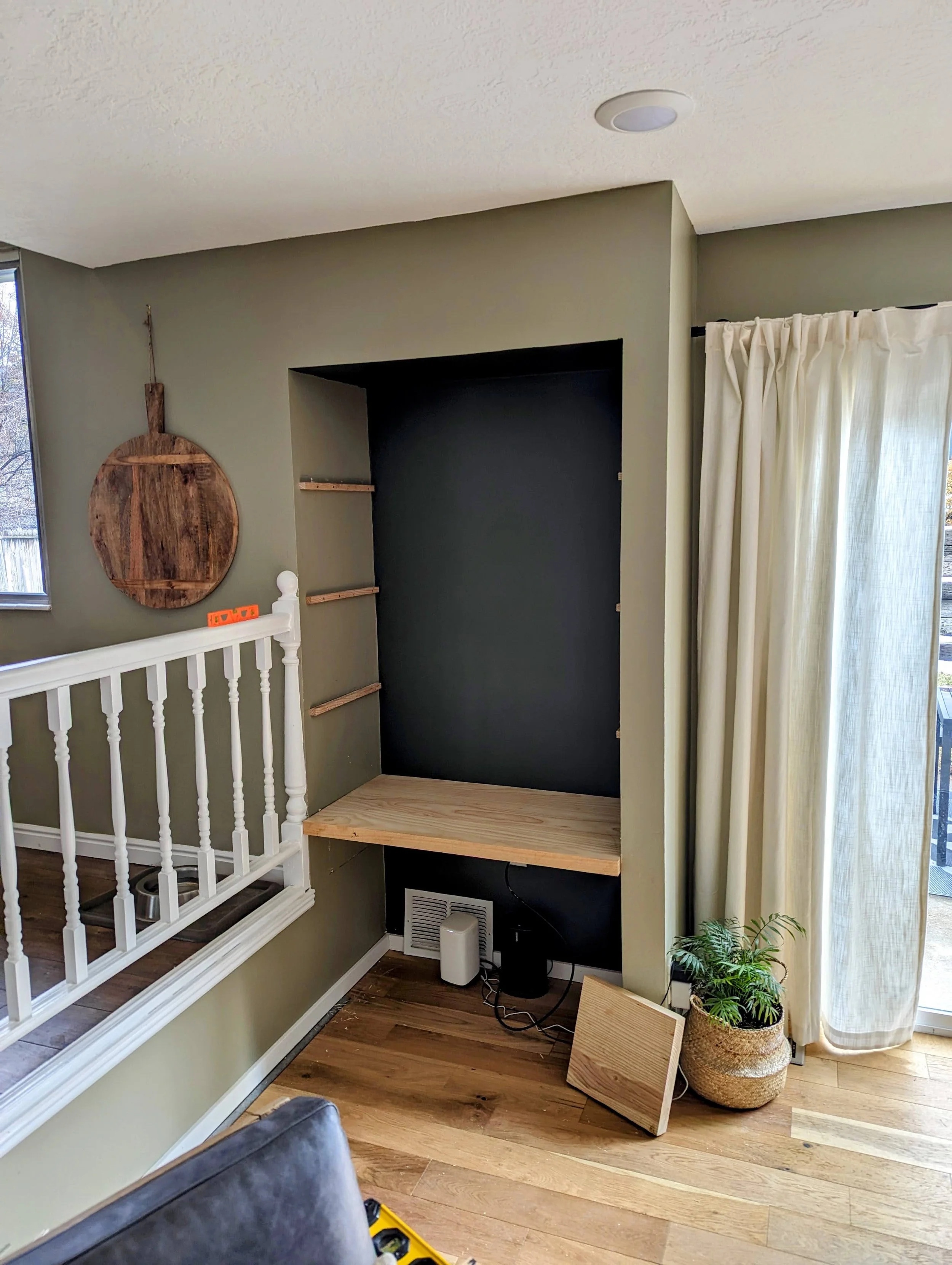 First shelf placed on lateral supports in the nook