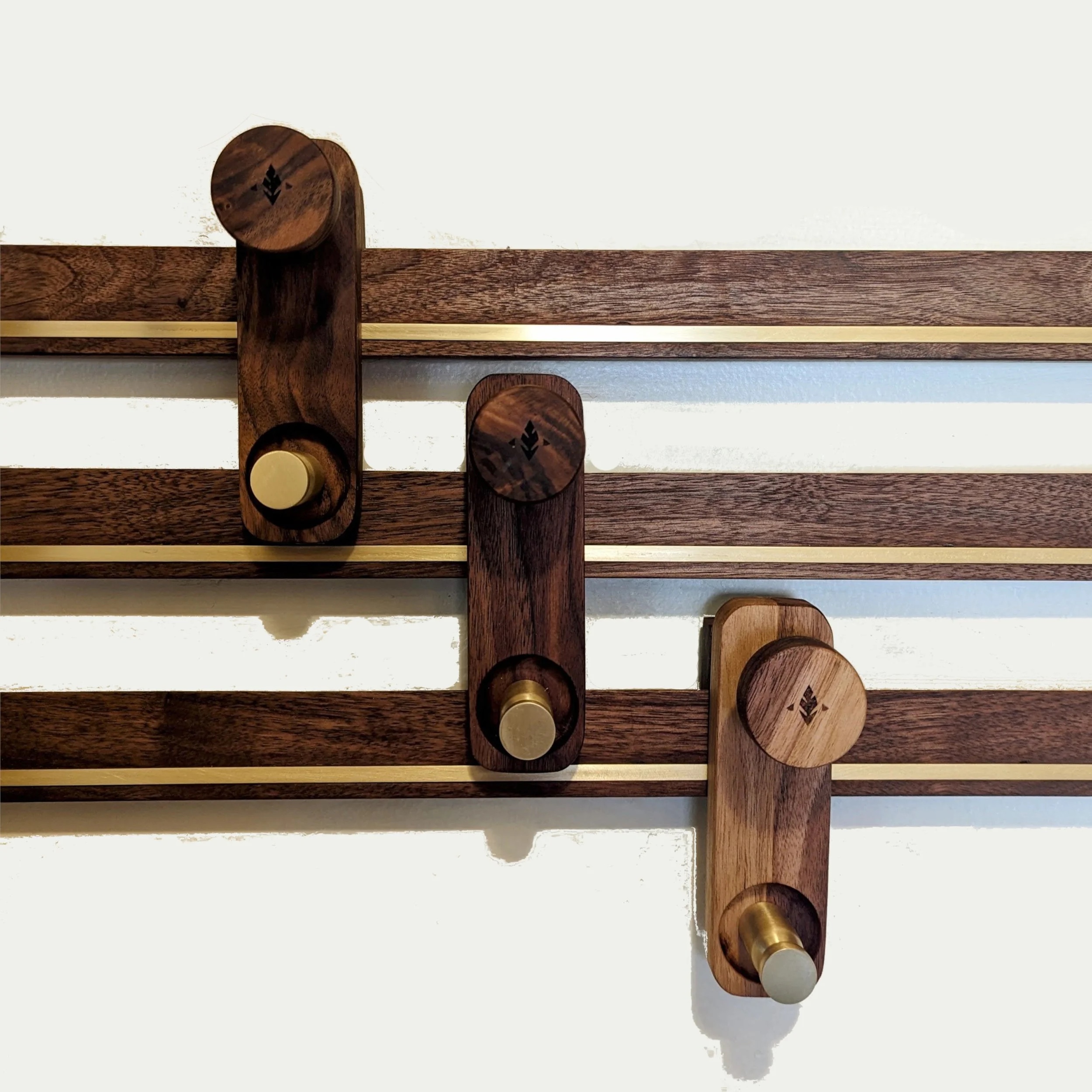 El Guardarropas — walnut coat rack and shelf