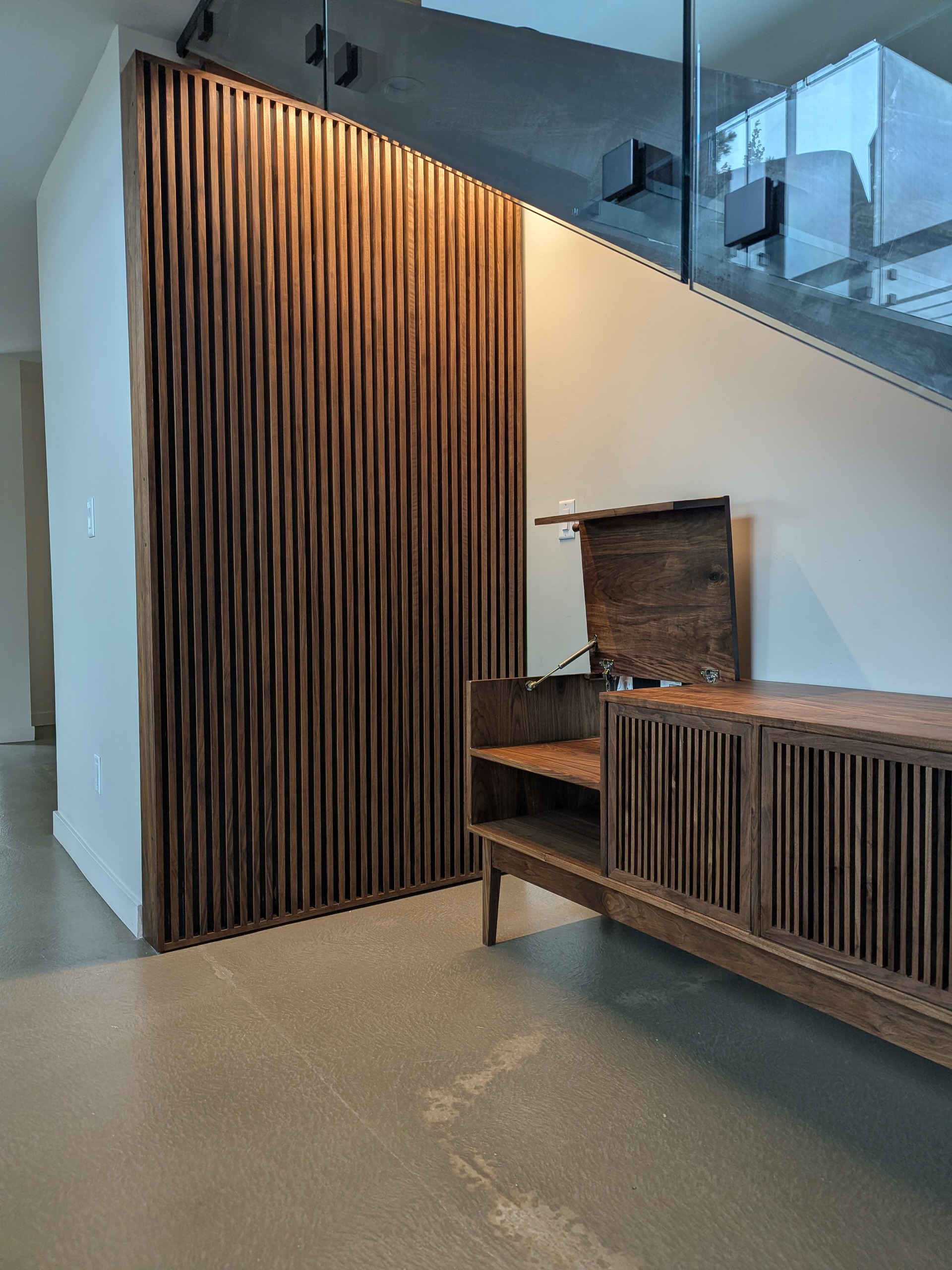 The flip-top lid lifted beside The Nook's slatted wall — the brass gas strut holds it open, ready to land a needle on the Technics 1200